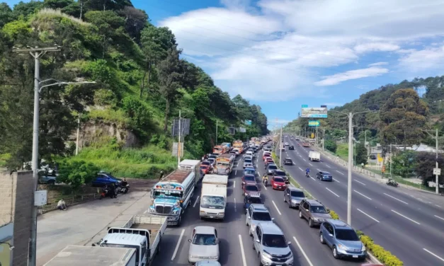 Maestros paralizan el tránsito en varios puntos de Guatemala