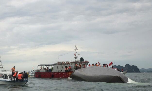 Al menos 30 muertos y varios desaparecidos tras naufragio de barco en Vietnam