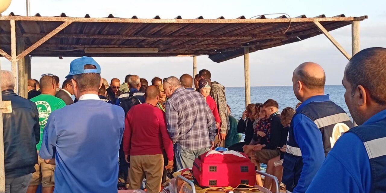 Cuatro muertos y tres desaparecidos luego que una barcaza volcará en el Mar Rojo