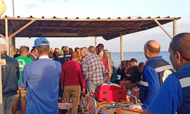 Cuatro muertos y tres desaparecidos luego que una barcaza volcará en el Mar Rojo