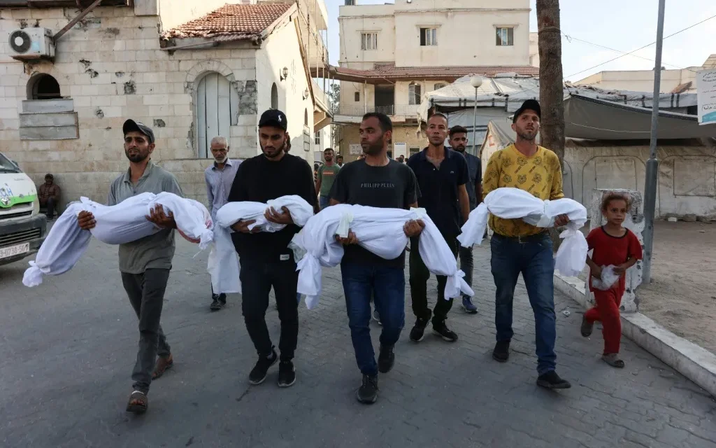 Israel bombardea un refugio para desplazados en Gaza