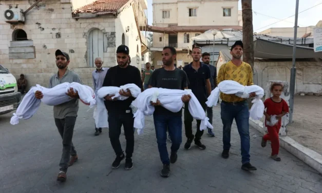 Israel bombardea un refugio para desplazados en Gaza