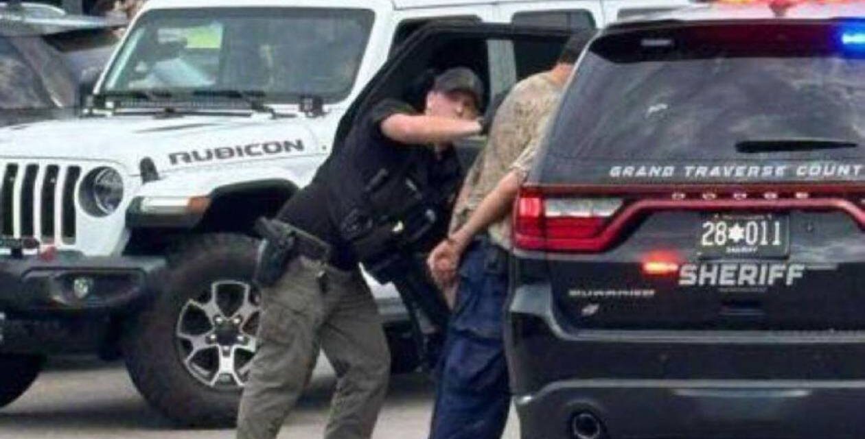 Ataque con arma blanca en supermercado de Michigan deja 11 heridos