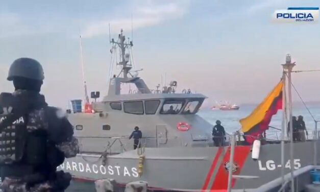 Policía ecuatoriana incauta más de dos toneladas de droga en altamar