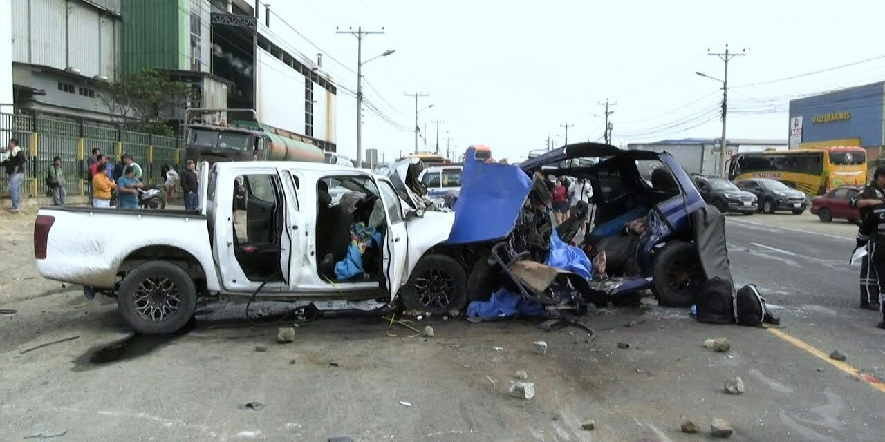 Accidente de tránsito en el oeste de Ecuador deja al menos nueve muertos