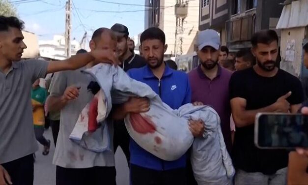 Niños mueren mientras buscaban agua bajo el fuego en Gaza