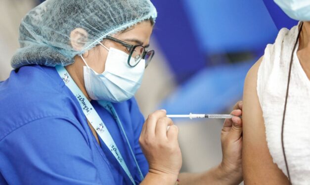Estudio reduce drásticamente estimación de vidas salvadas por vacunas contra la COVID-19