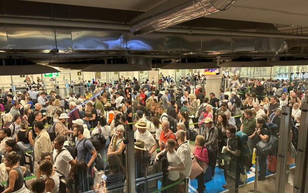 Falta de efectivos policiales provoca caos en aeropuerto de Madrid, España