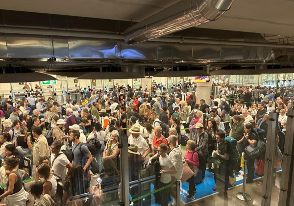 Falta de efectivos policiales provoca caos en aeropuerto de Madrid, España
