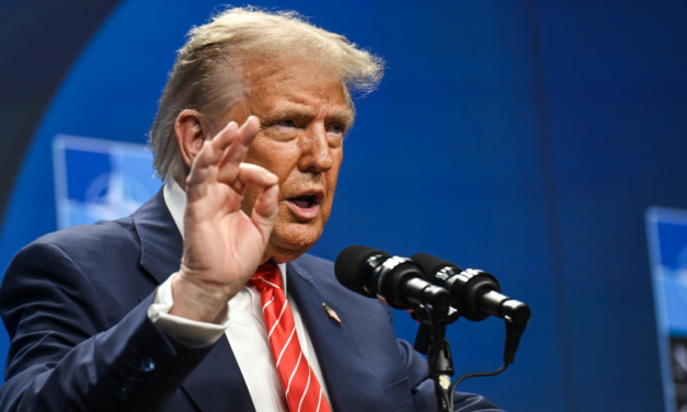 Trump advierte de un arancel del 10% a cualquier país con “políticas antiamericanas» de los BRICS.