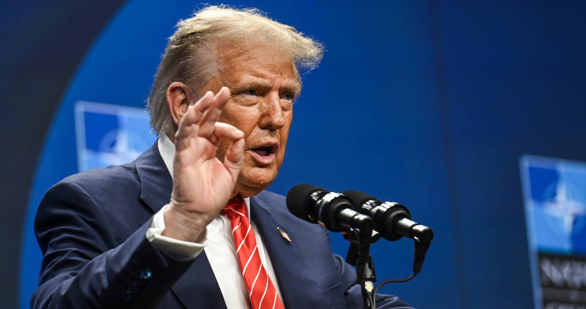Trump advierte de un arancel del 10% a cualquier país con “políticas antiamericanas» de los BRICS.