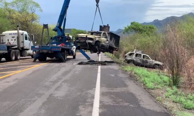 Vehículos calcinados tras enfrentamiento armado en Sinaloa, México