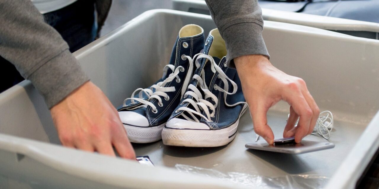 Viajeros ya no tendrán que quitarse los zapatos para pasar los controles de seguridad en los aeropuertos de EE. UU.