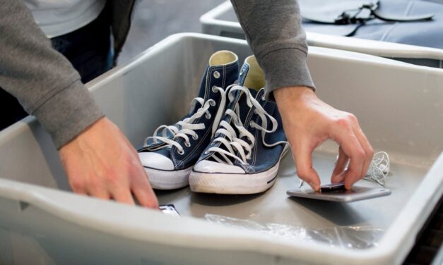 Viajeros ya no tendrán que quitarse los zapatos para pasar los controles de seguridad en los aeropuertos de EE. UU.