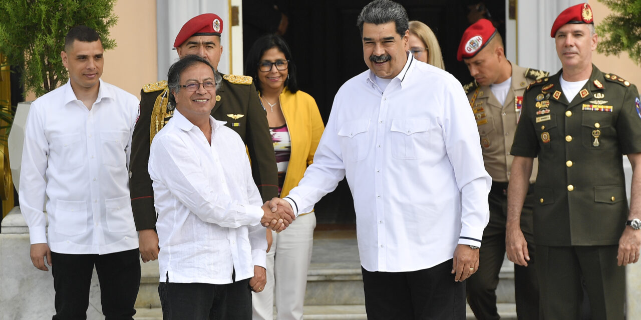 Petro apoya a Maduro de unir sus Ejércitos