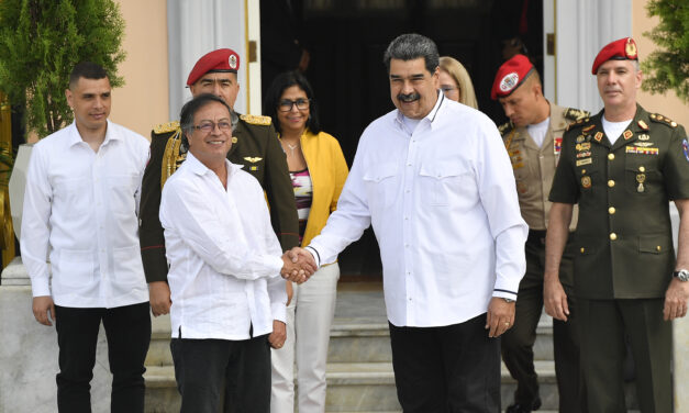 Petro apoya a Maduro de unir sus Ejércitos