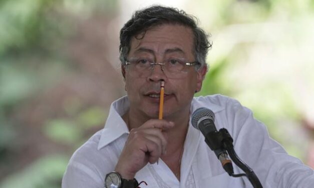 Petro lanza advertencia a Perú: “Colombia no reconoce las autoridades de facto en Santa Rosa”