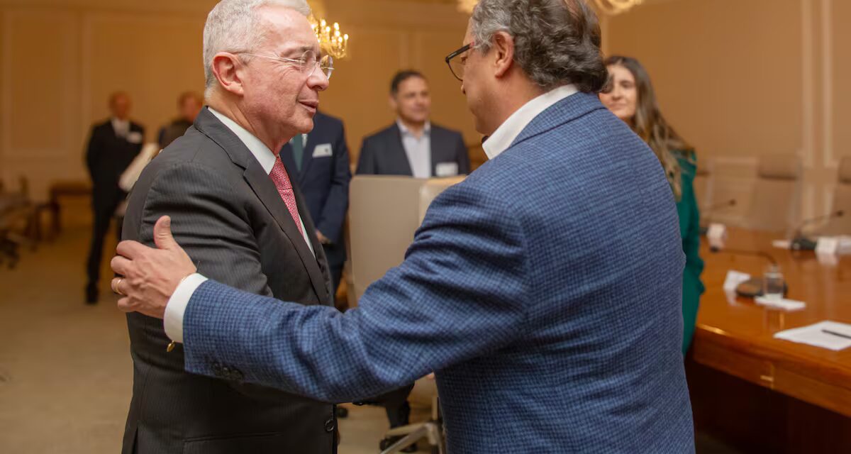 Expresidente Uribe tilda de inútil a Gustavo Petro
