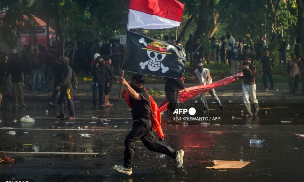 Policía atropelló  y mató a un hombre durante las protestas contra el gobierno de Indonesia.