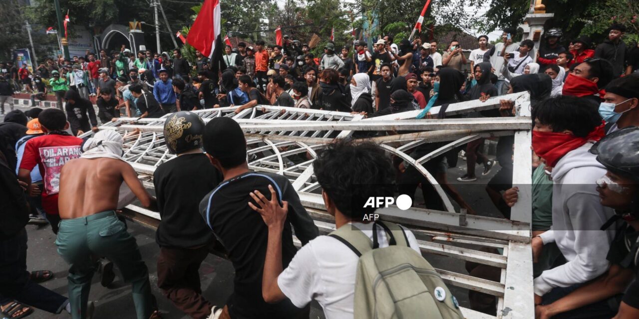 Policía atropelló  y mató a un hombre durante las protestas contra el gobierno de Indonesia.