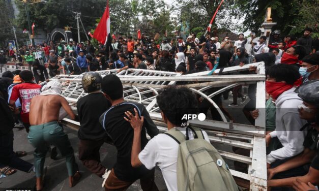 Policía atropelló  y mató a un hombre durante las protestas contra el gobierno de Indonesia.