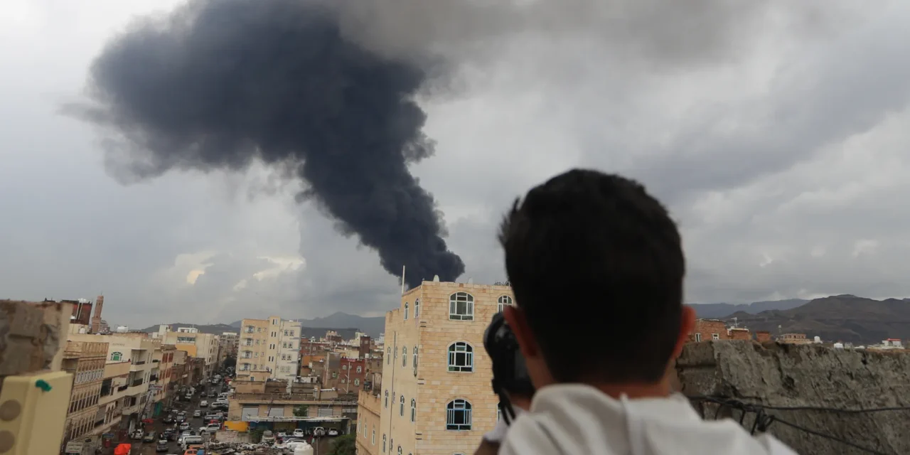 Israel responde a Yemen con bombardeo en Sana