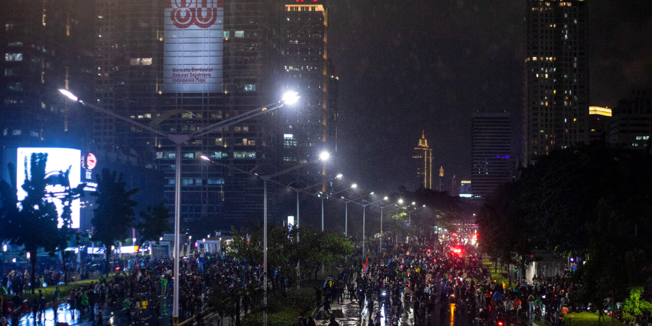 Policía atropelló  y mató a un hombre durante las protestas contra el gobierno de Indonesia.