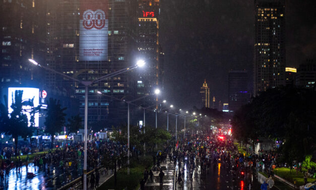 Policía atropelló  y mató a un hombre durante las protestas contra el gobierno de Indonesia.