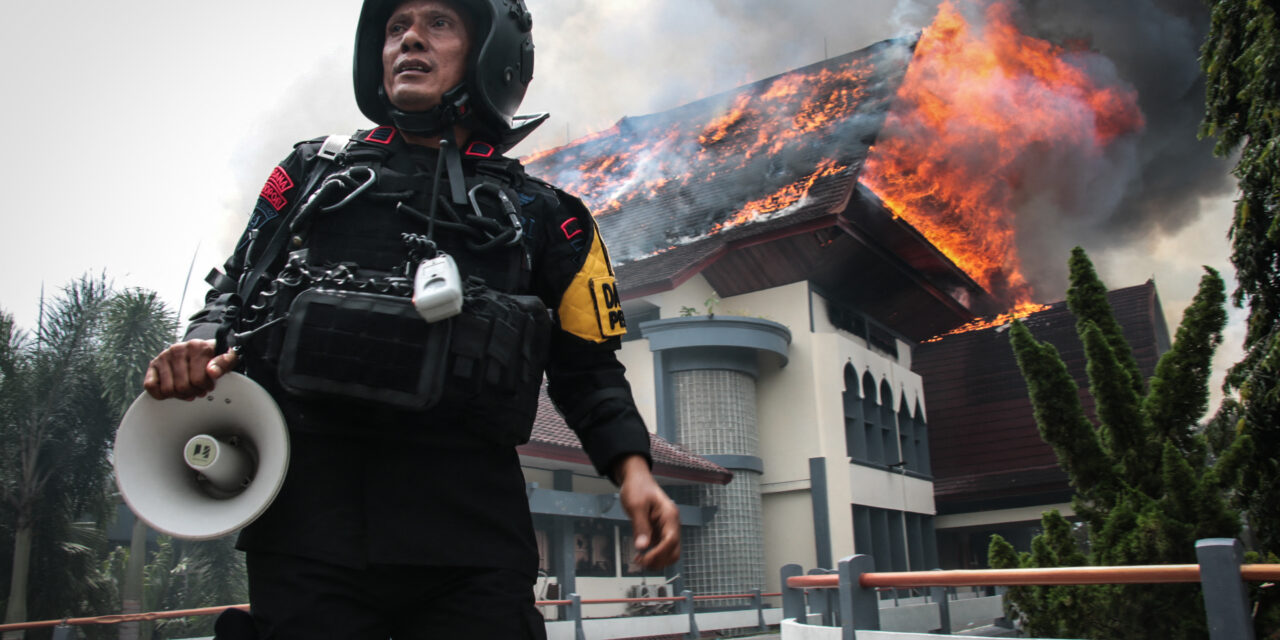 Policía atropelló  y mató a un hombre durante las protestas contra el gobierno de Indonesia.