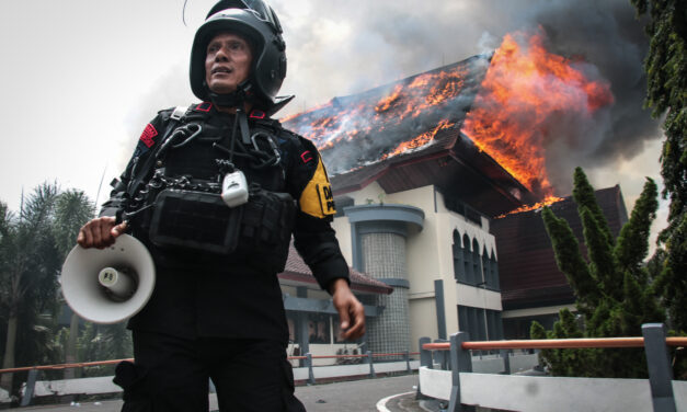 Policía atropelló  y mató a un hombre durante las protestas contra el gobierno de Indonesia.