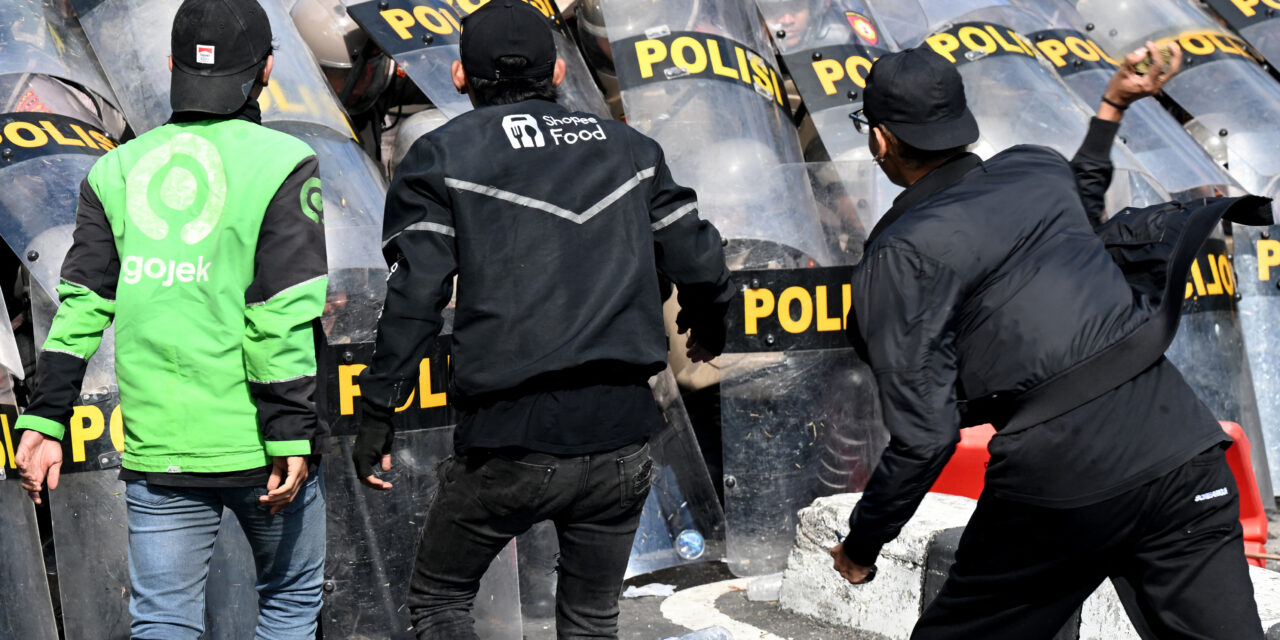 Policía atropelló  y mató a un hombre durante las protestas contra el gobierno de Indonesia.