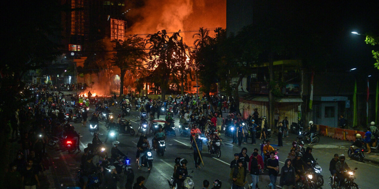 Policía atropelló  y mató a un hombre durante las protestas contra el gobierno de Indonesia.