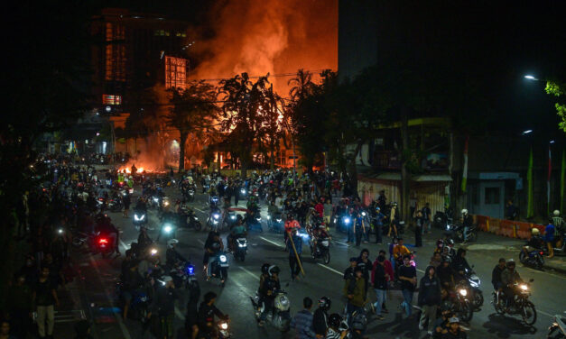 Policía atropelló  y mató a un hombre durante las protestas contra el gobierno de Indonesia.