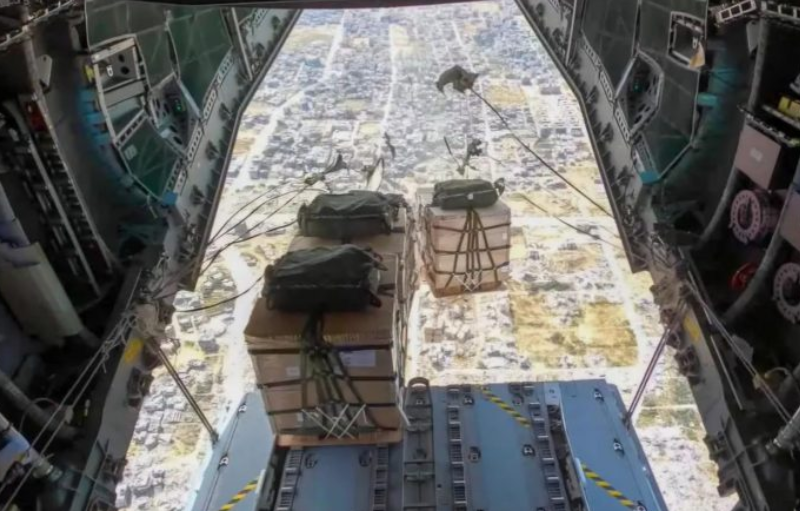 España lanza 12 toneladas de ayuda humanitaria en Gaza