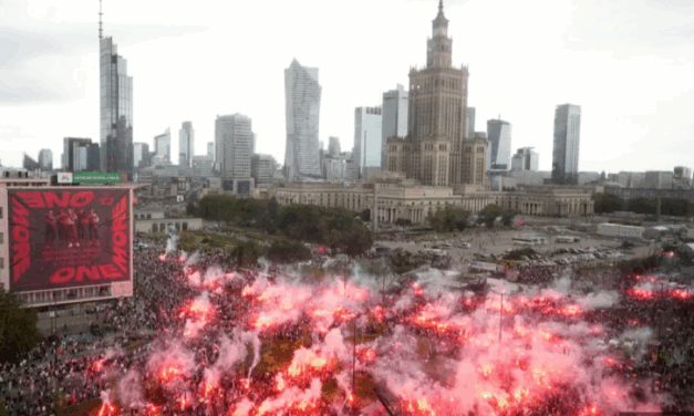 40.000 polacos conmemoran el 81 aniversario del Levantamiento de Varsovia contra la Alemania Nazi.