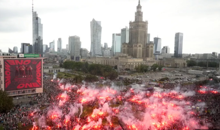 40.000 polacos conmemoran el 81 aniversario del Levantamiento de Varsovia contra la Alemania Nazi.