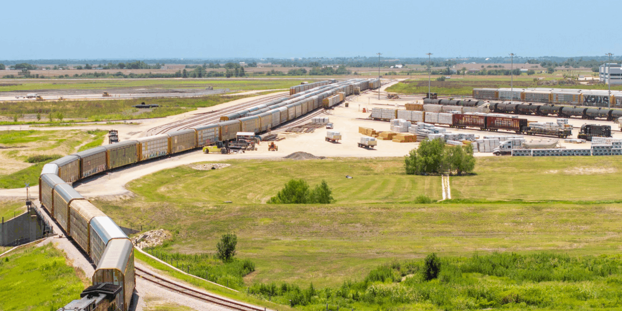 Un tren se descarriló con 35 vagones con sustancias peligrosas en Texas, EE. UU.
