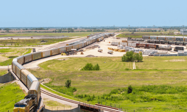 Un tren se descarriló con 35 vagones con sustancias peligrosas en Texas, EE. UU.