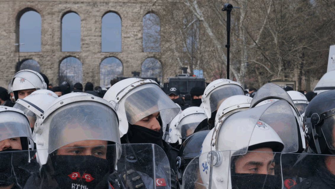 Arrestan a 40 personas entre ellas un alcalde de Estambul, Turquía