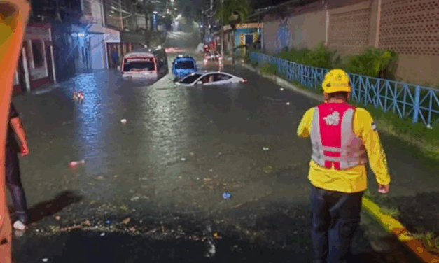 Intensas lluvias provocan inundaciones urbanas en la capital de El Salvador