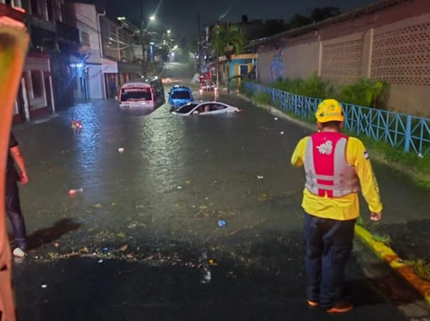 Intensas lluvias provocan inundaciones urbanas en la capital de El Salvador