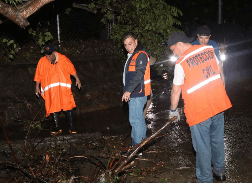 Un muerto y decenas de albergados dejan las intensas lluvias en El Salvador