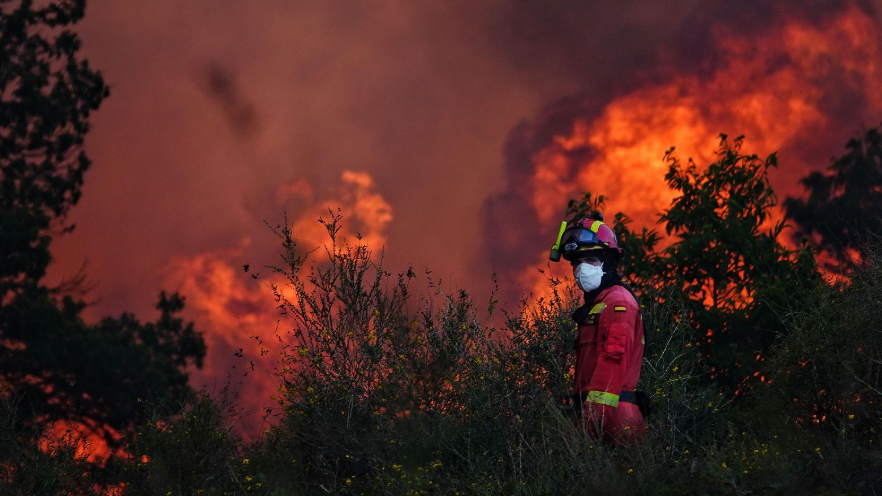 Las provincias españolas de León y Granada continúan ardiendo en incendios forestales