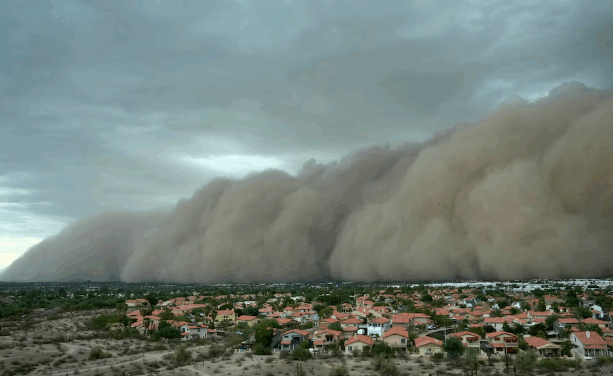 Una enorme tormenta de polvo está azotando Phoenix, EE.UU.