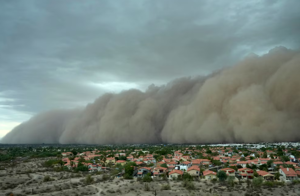 Una enorme tormenta de polvo está azotando Phoenix, EE.UU.