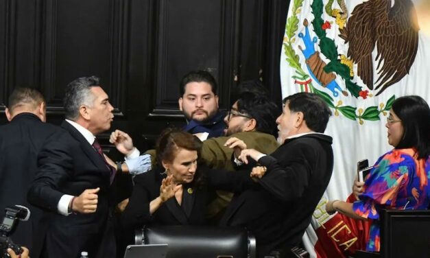 Congresistas mexicanos se van a golpes