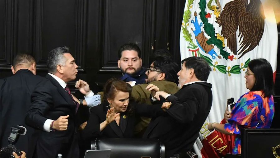 Congresistas mexicanos se van a golpes