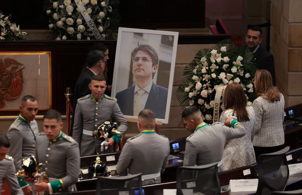 Colombia despide a Miguel Uribe Turbay en medio de un clamor por paz y justicia