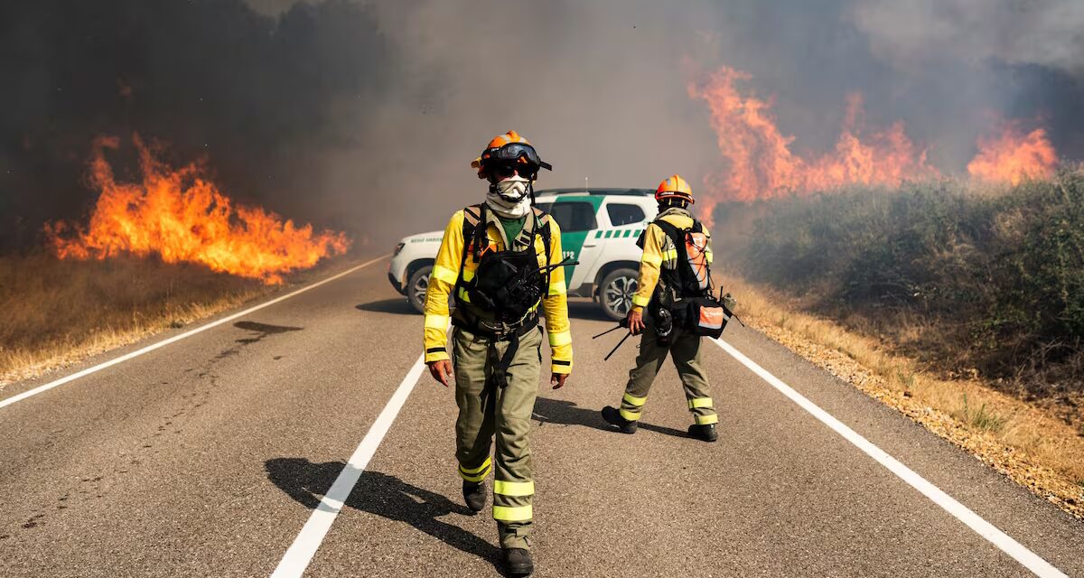 España evacua a cientos de personas por incendios forestales impulsados por altas temperaturas