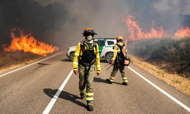 España evacua a cientos de personas por incendios forestales impulsados por altas temperaturas